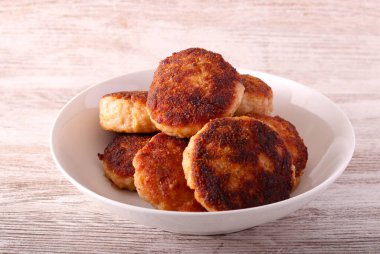 Tavuk kıymalı kekler, kasede köfteler.