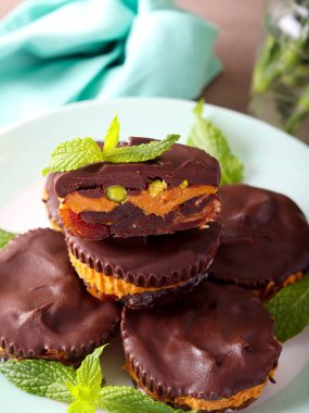 Hurmalardan, fıstık ezmesinden, fındıklardan ve koyu çikolatadan yapılmış sağlıklı besinler.