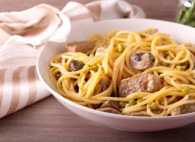 Et ve mantarlı kremalı makarna.