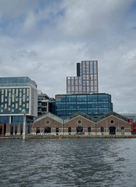 Liffey Nehri manzarası, Dublin rıhtımları.