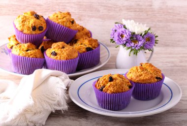 Sultana ile ev yapımı balkabağı kekleri.