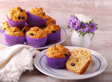 Sultana ile ev yapımı balkabağı kekleri.