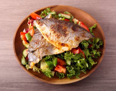 Izgara balık ve salata.