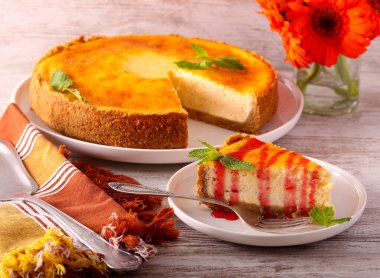 Tabağa dilimlenmiş taze peynirli kek.