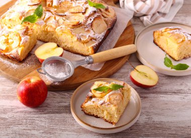 Ev yapımı elmalı pasta, dilimlenmiş ve servis edilmiş.