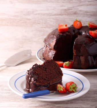 Çikolatalı kek, çikolata jöleli ve çilekli.