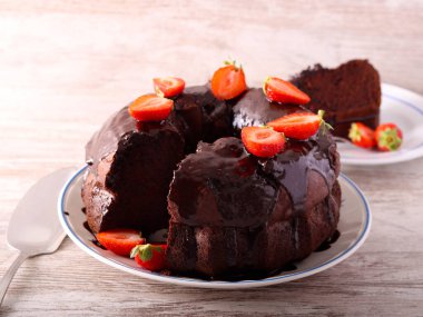 Çikolatalı kek, çikolata jöleli ve çilekli.