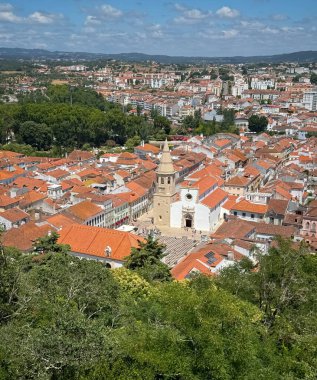 Portekiz, Tomar 'da küçük bir ortaçağ kasaba merkezi manzarası