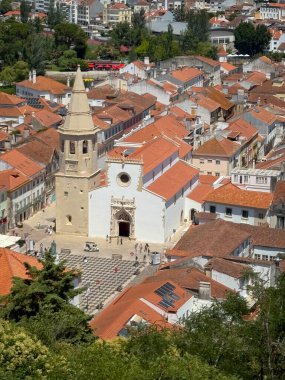 Portekiz, Tomar 'da küçük bir ortaçağ kasaba merkezi manzarası