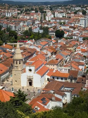 Portekiz, Tomar 'da küçük bir ortaçağ kasaba merkezi manzarası