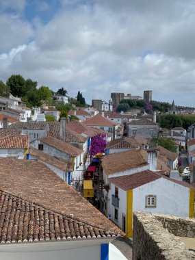 Ortaçağ festivali sırasında Portekiz 'in küçük ortaçağ kasabası Obidos manzarası