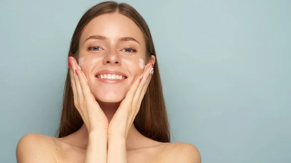 Retrato de mulher alegre rindo aplicando espuma para lavar no rosto. Lovelspa relaxar conceito . — Fotografia de Stock