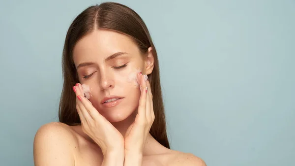 Retrato de mulher alegre rindo aplicando espuma para lavar no rosto. Lovelspa relaxar conceito . — Fotografia de Stock