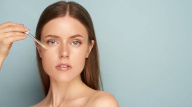 Mükemmel taze ciltli güzel bir modelin yatay portresi. Çekici gülüşü olan tatlı bir kadın..