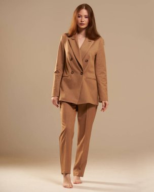 Sonbahar renkleri ve havası olan ceketli güzel bir kız.