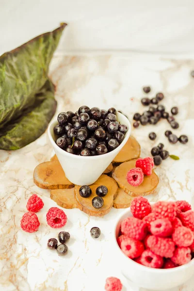 Raw Raspberries Blueberries White Cups White Marble Background Summer Fruit — Stock Photo, Image