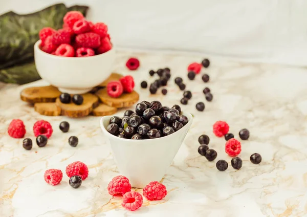 Raw Raspberries Blueberries White Cups White Marble Background Summer Fruit — Stock Photo, Image