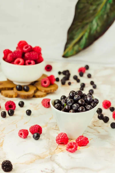 Framboises Bleuets Crus Dans Des Tasses Blanches Fond Marbre Blanc — Photo