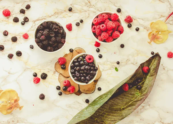 Ruwe Frambozen Bosbessen Witte Kopjes Warme Marmeren Achtergrond Zomer Fruit — Stockfoto