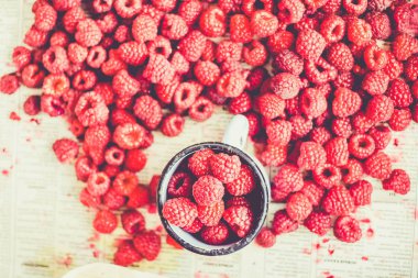 Mavi ahşap bir masa üzerinde bir kutu içinde kırmızı ahududu. Taze çilek. Detoks Diyet ve yaz gıda kavramı. Üstten görünüm. Tonlama.