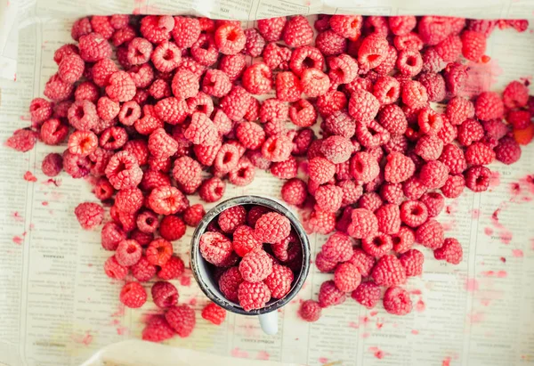 Mavi ahşap bir masa üzerinde bir kutu içinde kırmızı ahududu. Taze çilek. Detoks Diyet ve yaz gıda kavramı. Üstten görünüm.