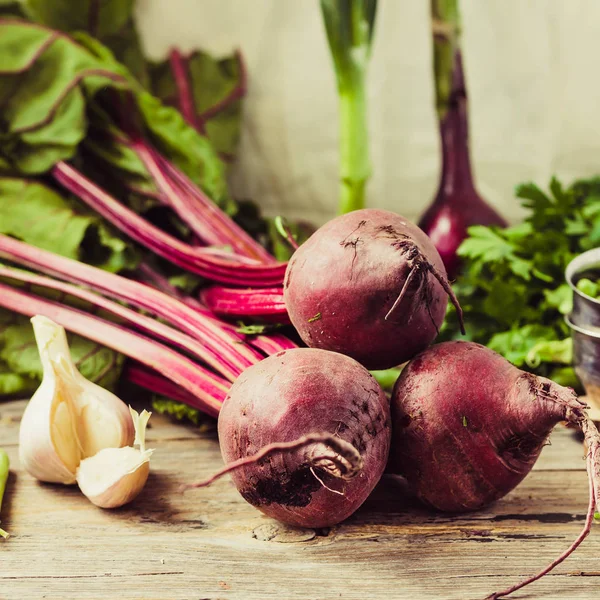 Organic Young Beets Greens Garlic Wooden Background Autumn Fresh Vegetables — Stock Photo, Image