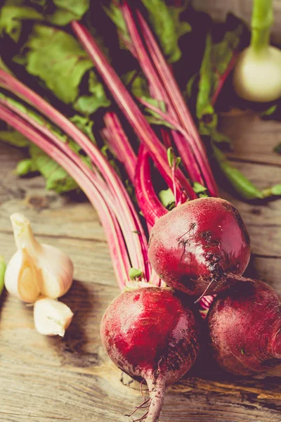 Organic Young Beets Greens Garlic Wooden Background Autumn Fresh Vegetables — Stock Photo, Image