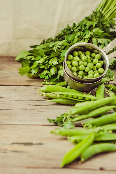 Fresh Young Organic Peas Wooden Background Selective Focus Healthy Balanced — Stock Photo, Image