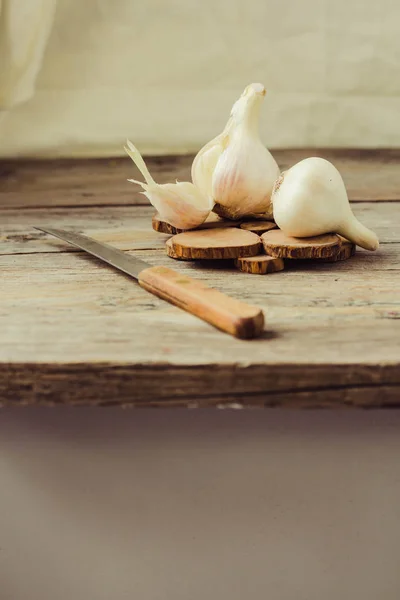 Frischer Junger Bio Knoblauch Auf Grauem Holzgrund Selektive Fokus Herbst — Stockfoto