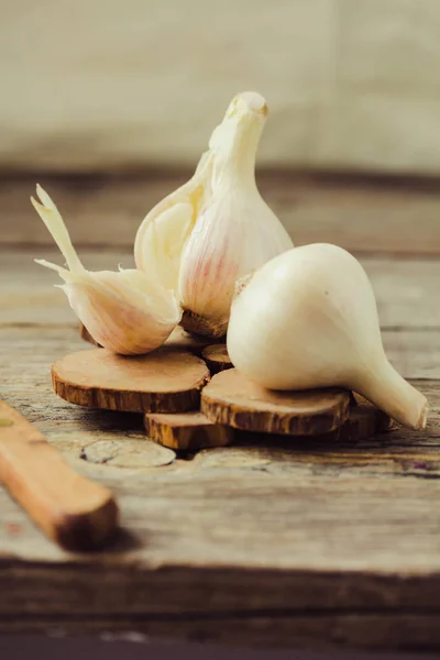 Frischer Junger Bio Knoblauch Auf Grauem Holzgrund Selektiver Fokus — Stockfoto