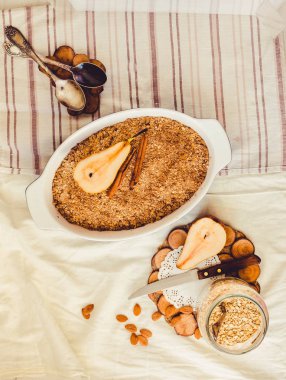 Armut kek yemek pişirme mavi parçalamak. Keten masa örtüsü sonbahar konfor arka plan. Üstten görünüm. Tatlı kavramı pişirme sağlıklı Vejetaryen diyetler. Zil sesi.