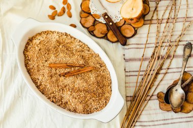 Armut kek yemek pişirme mavi parçalamak. Keten masa örtüsü sonbahar konfor arka plan. Üstten görünüm. Diyetler sağlıklı vegan tatlı kavramı pişirme.