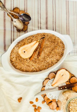 Armut yulaf ezmesi kek yemek pişirme mavi parçalamak. Keten masa örtüsü sonbahar konfor arka plan. Üstten görünüm. Diyetler sağlıklı vegan tatlı kavramı pişirme.