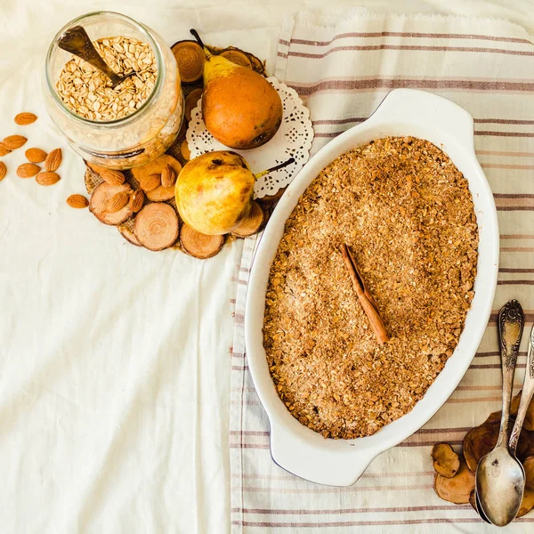 Birnenkrümelkuchen Blauer Auflaufform Leinen Tischdecke Herbst Komfort Background Top Ansicht — Stockfoto