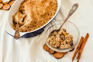 Beyaz keten masa örtüsü içinde elma yakın çekim ile İngilizce parçalamak. Yatay rustik tarzı. Sağlıklı kahvaltı kavramı. Üstten görünüm. Tarçın.
