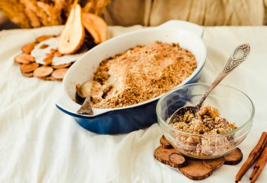 Beyaz keten masa örtüsü içinde elma yakın çekim ile İngilizce parçalamak. Yatay rustik tarzı. Sağlıklı kahvaltı kavramı. Seçici odak. Tarçın.
