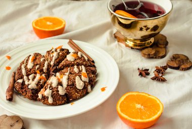 Geleneksel lezzetli İngiliz pasta ve çöl - çörekler ceviz, portakal ve rahat bir beyaz keten masa örtüsü üzerinde buzlanma ile.