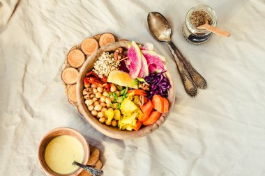 Bir dengeli öğle/akşam yemeği ahşap yemekler