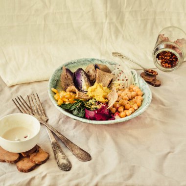 Buda kase tarifi kavrulmuş ıspanak, tatlı mor patates, Mısır, pancar, nohut ve çiğ sebze. Seçici odak