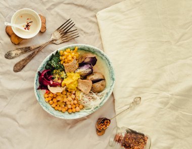 Buda kase tarifi ile kavrulmuş ıspanak, tatlı mor patates, Mısır, pancar, nohut ve çiğ sebze.