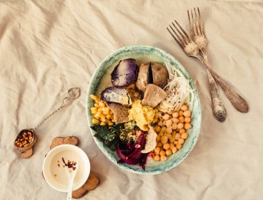 Buda kase tarifi ile kavrulmuş ıspanak, tatlı mor patates, Mısır, pancar, nohut ve çiğ sebze.
