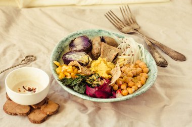 Buda kase tarifi ile kavrulmuş ıspanak, tatlı mor patates, Mısır, pancar, nohut ve çiğ sebze.