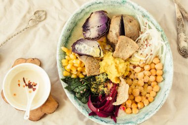Buda kase tarifi ile kavrulmuş ıspanak, tatlı mor patates, Mısır, pancar, nohut ve çiğ sebze.