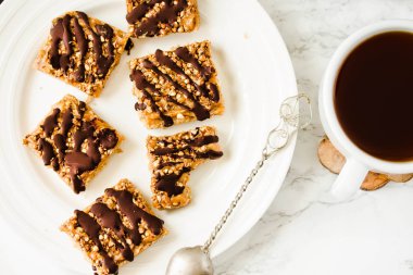 Granola barlar, sağlıklı ev yapımı Snack, kızılcık, kabak çekirdeği, yulaf, Chia ve keten tohumu parlak zemin üzerine Superfood çubuklarıyla. Üstten görünüm.
