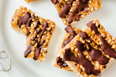 Yulaf, fındık ve beyaz mermer masada tarihleri ile çiğ vegan tatlı. Sağlıklı yaşam tarzı ve çiğ vegan tatlı kavramı. Üstten görünüm.