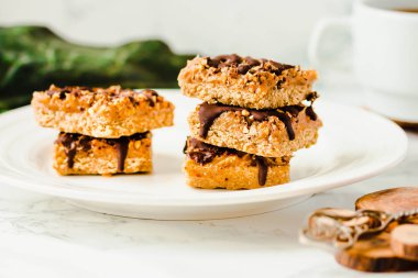 Organik çikolatalı kek dilimler beyaz taş zemin üzerine. Bitki esaslı diyet tatlı.