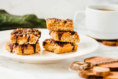 Çiğ vegan kek Çikolata, beyaz bir kase dilimlenmiş parçaları yığını ile. Dietic tatlı. Sağlıklı vegan gıda kavramı.