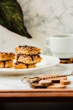 Organik müsli ve kurutulmuş meyve çubukları. Sağlıklı kahvaltı ve snack. Beyaz masa artalanını. Seçici odak.