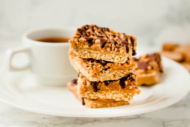 Paleo çikolata enerji çubukları ile haddelenmiş yulaf, fındık, tarihleri karamel, chia tohum ve Hindistan cevizi gevreği. Yatay.