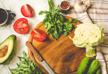 Yeşillik, domates, salatalık, baharat, avokado, sebze, bahar taze yiyecek. Ham salata hazırlanıyor. Ahşap masa, üstten görünüm. Zil sesi.